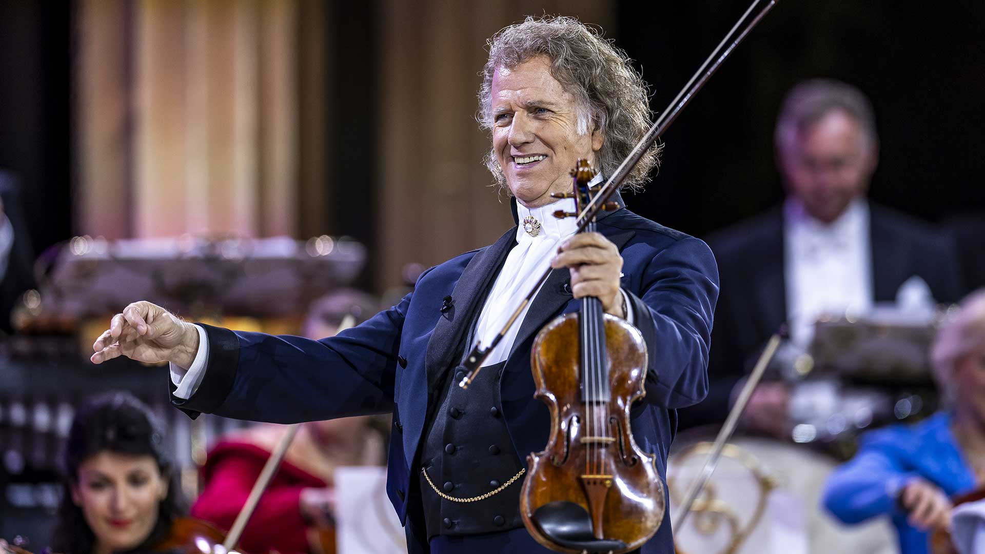 Andre Rieu holding violin.